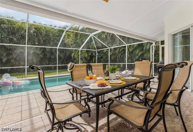 1537 Vintage LN, Naples, FL 34104