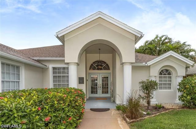 1537 Vintage LN, Naples, FL 34104