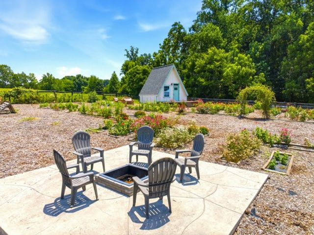 1080 Fannie Nicholson Rd, Chapmansboro, TN 37035