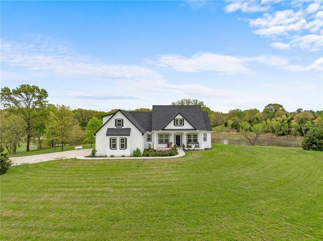 1077 N 150 Road, Baldwin City, KS 66006