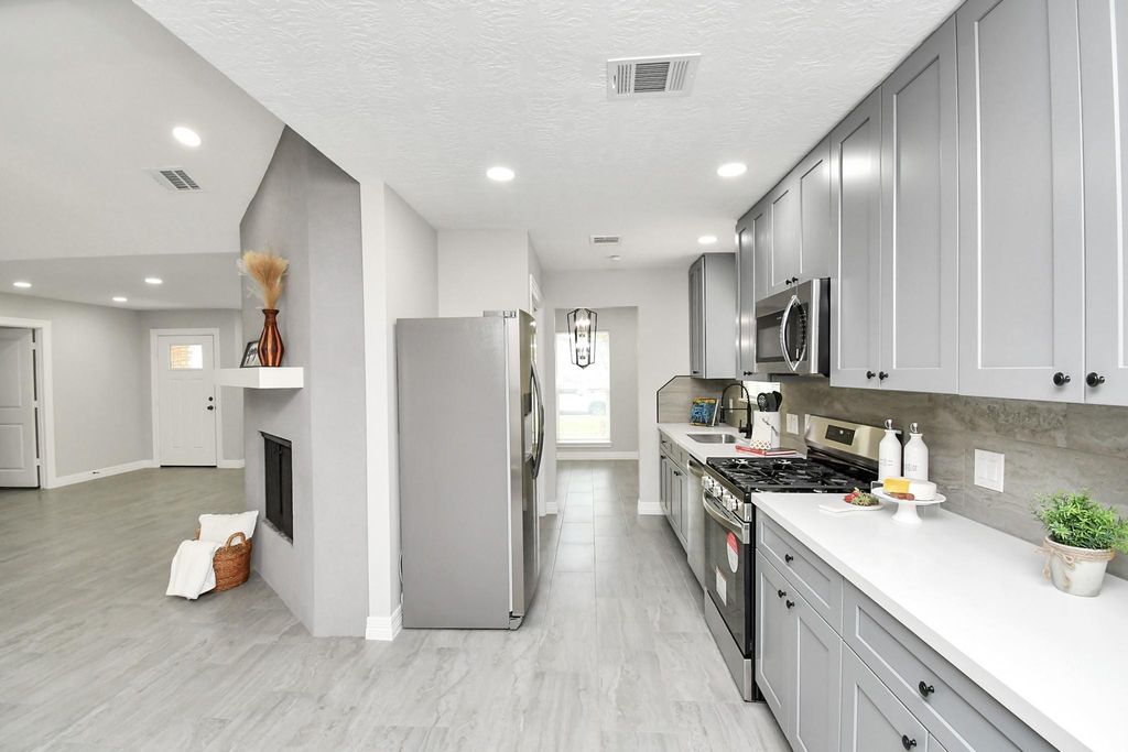 9726 Springmont Drive, Houston, TX 77080