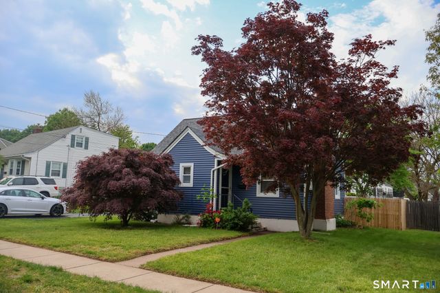 33 Linnmore Drive, Manchester, CT 06040