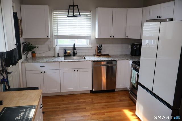 33 Linnmore Drive, Manchester, CT 06040