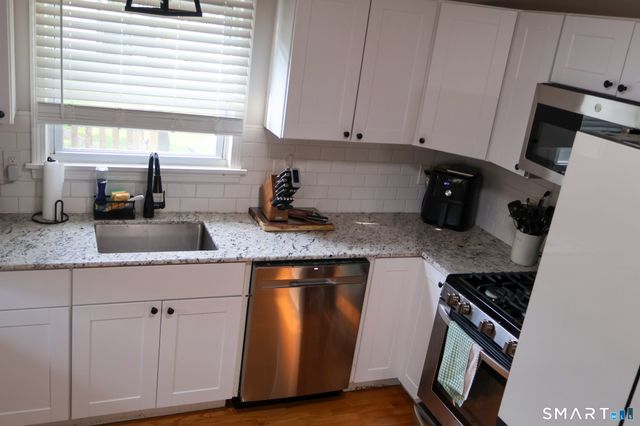 33 Linnmore Drive, Manchester, CT 06040