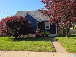 33 Linnmore Drive, Manchester, CT 06040