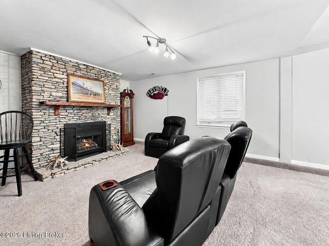210 Burleigh Ct, Louisville, KY 40245