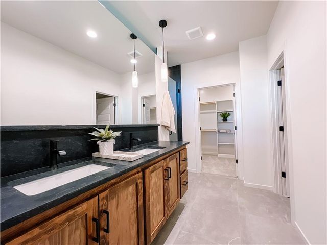 2700 Wheatley Drive, Blue Springs, MO 64029