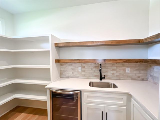2700 Wheatley Drive, Blue Springs, MO 64029