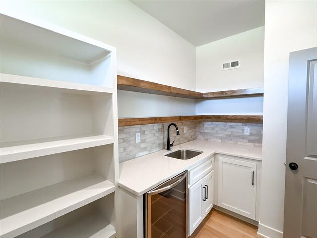 2700 Wheatley Drive, Blue Springs, MO 64029