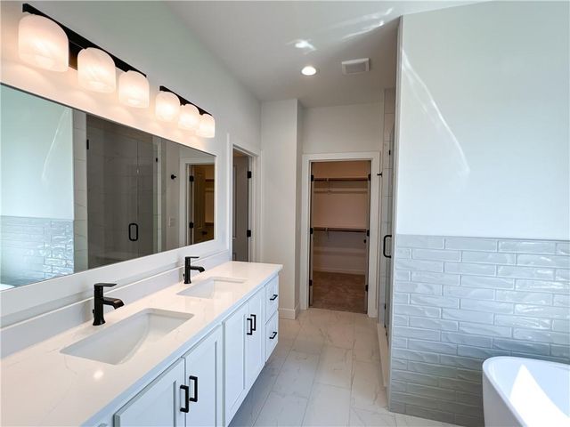 2700 Wheatley Drive, Blue Springs, MO 64029
