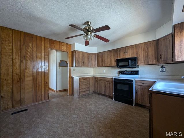 201 S East Street, Warrenton, MO 63383