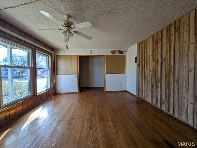 201 S East Street, Warrenton, MO 63383