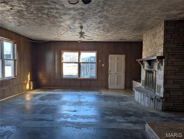 201 S East Street, Warrenton, MO 63383