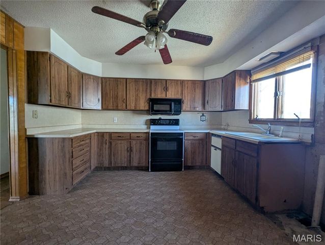 201 S East Street, Warrenton, MO 63383