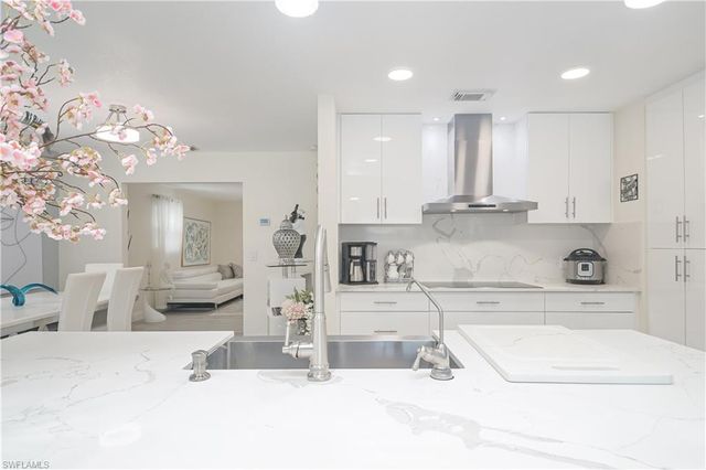 260 8th ST NE, Naples, FL 34120