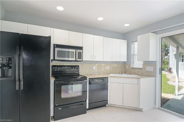 260 8th ST NE, Naples, FL 34120