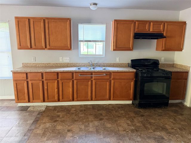 424 Baker Circle, Ames, TX 77575