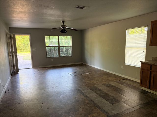 424 Baker Circle, Ames, TX 77575