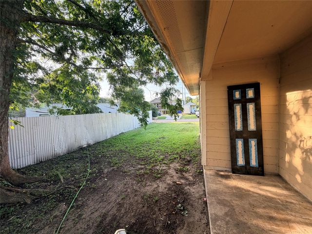 424 Baker Circle, Ames, TX 77575