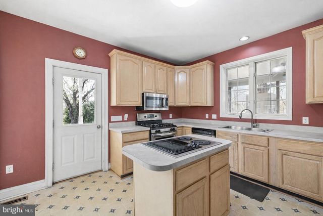 7214 CLIFTON RD, Clifton, VA 20124