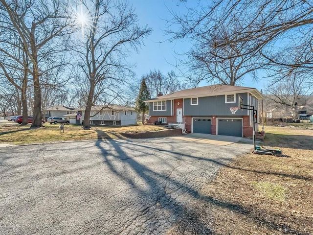 702 Lakewood Road, Bonner Springs, KS 66012