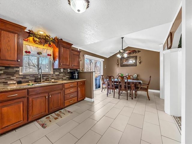 702 Lakewood Road, Bonner Springs, KS 66012