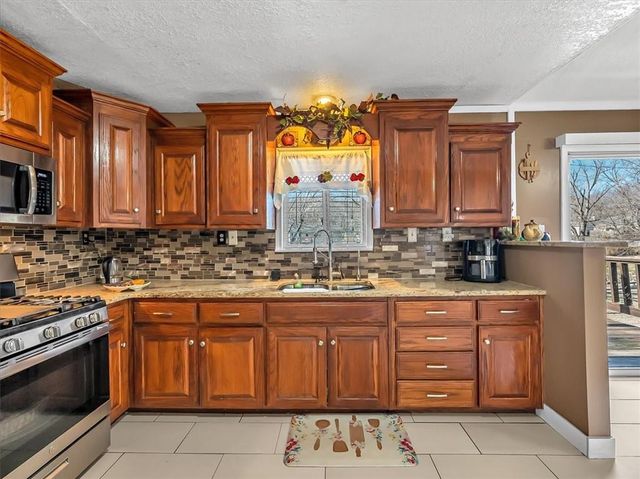 702 Lakewood Road, Bonner Springs, KS 66012