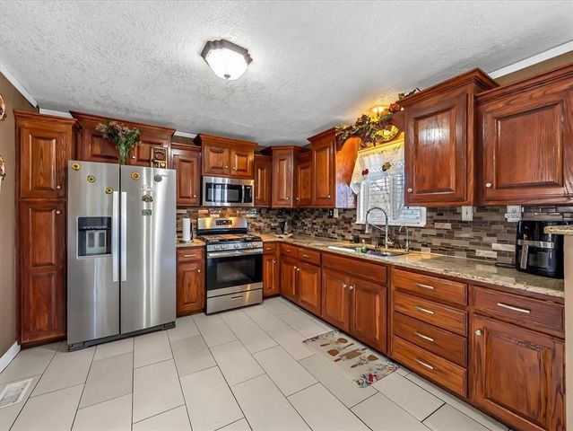 702 Lakewood Road, Bonner Springs, KS 66012