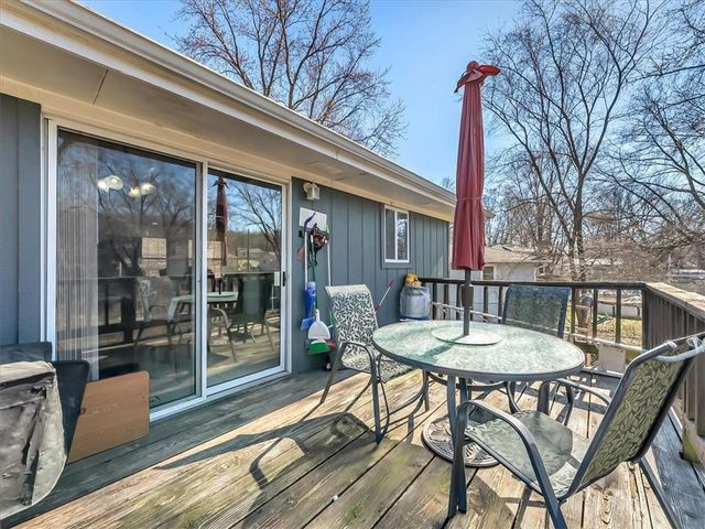 702 Lakewood Road, Bonner Springs, KS 66012