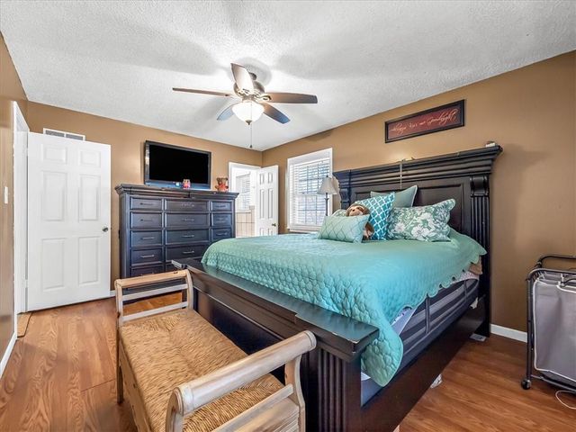 702 Lakewood Road, Bonner Springs, KS 66012