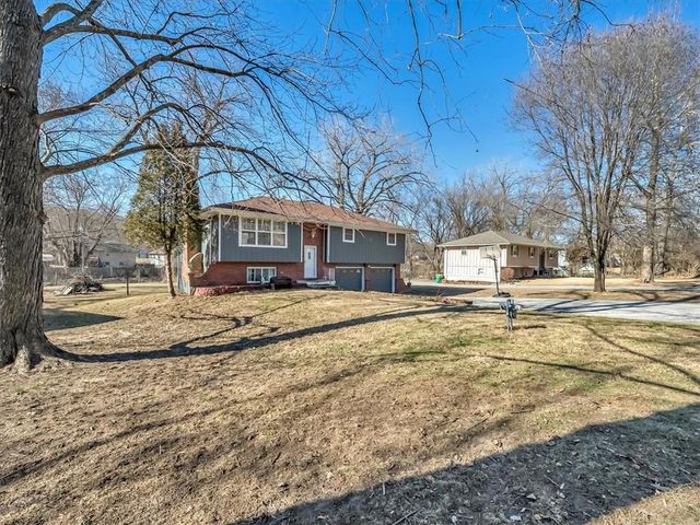 702 Lakewood Road, Bonner Springs, KS 66012