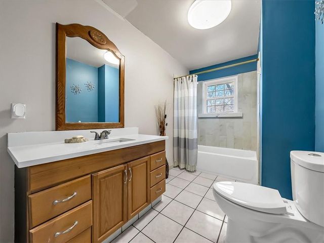 702 Lakewood Road, Bonner Springs, KS 66012