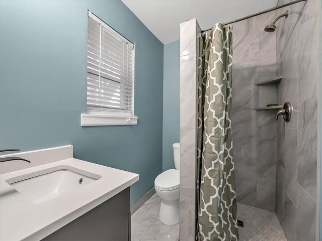 702 Lakewood Road, Bonner Springs, KS 66012