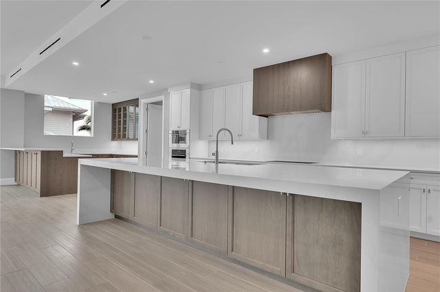 70 AVENIDA VENECCIA 304, Sarasota, FL 34242