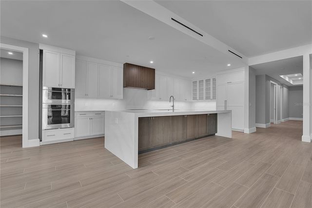 70 AVENIDA VENECCIA 304, Sarasota, FL 34242
