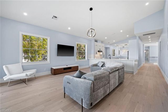 3099 Lancaster DR # 704, Naples, FL 34105