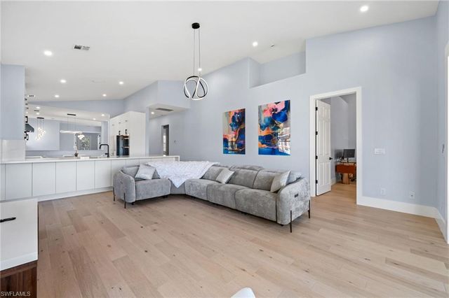 3099 Lancaster DR # 704, Naples, FL 34105