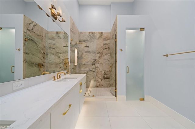 3099 Lancaster DR # 704, Naples, FL 34105