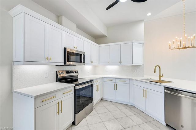 1580 Clermont DR L-202, Naples, FL 34109