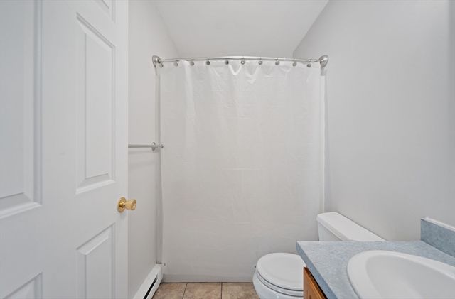 8 Oxford St, Chicopee, MA 01020