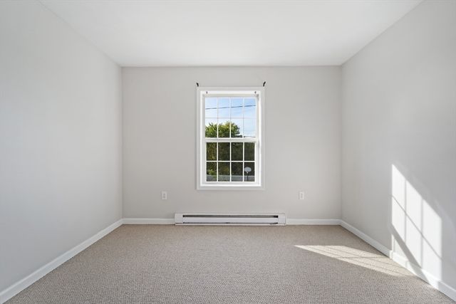8 Oxford St, Chicopee, MA 01020