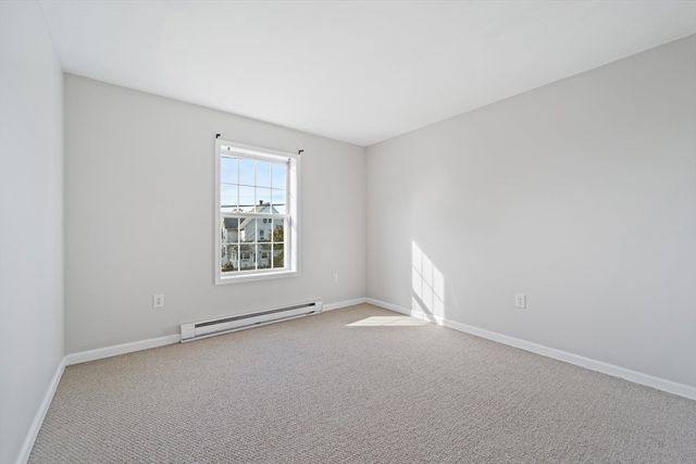 8 Oxford St, Chicopee, MA 01020