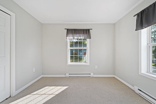 8 Oxford St, Chicopee, MA 01020
