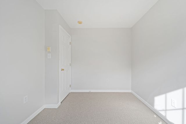 8 Oxford St, Chicopee, MA 01020