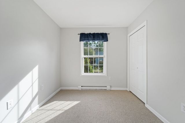 8 Oxford St, Chicopee, MA 01020