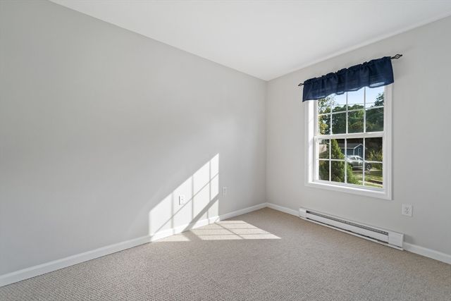 8 Oxford St, Chicopee, MA 01020