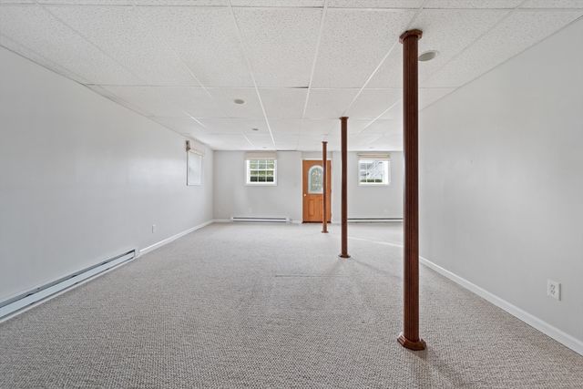 8 Oxford St, Chicopee, MA 01020
