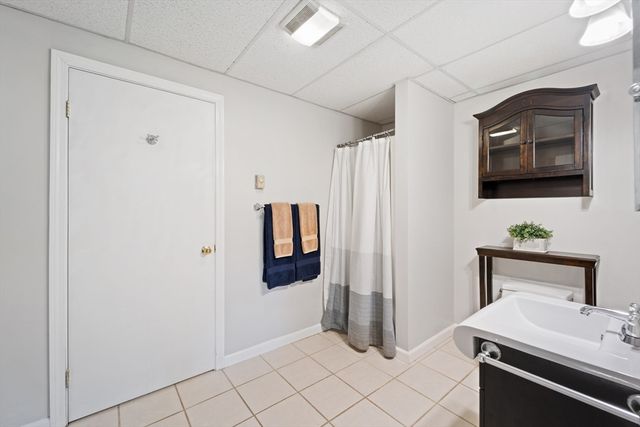 8 Oxford St, Chicopee, MA 01020