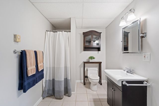 8 Oxford St, Chicopee, MA 01020