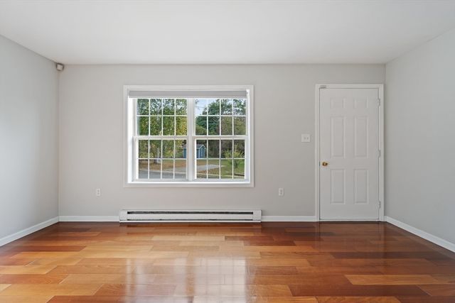 8 Oxford St, Chicopee, MA 01020